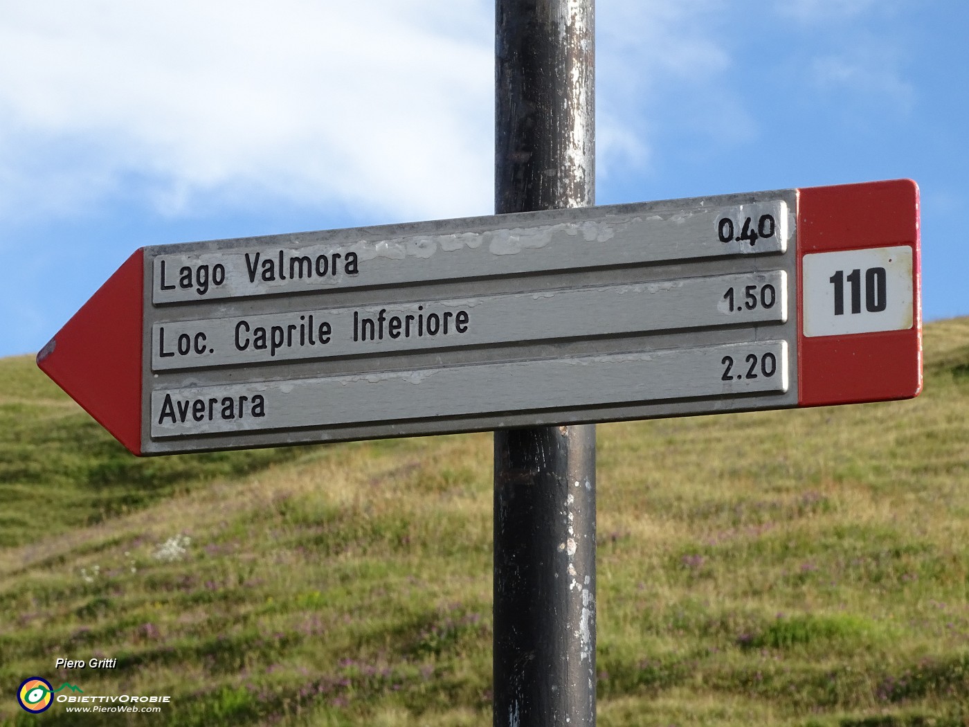 10 Imbocco e seguo il segnavia 110 su stradetta sterrata in discesa per lago-diga di Valmora.JPG